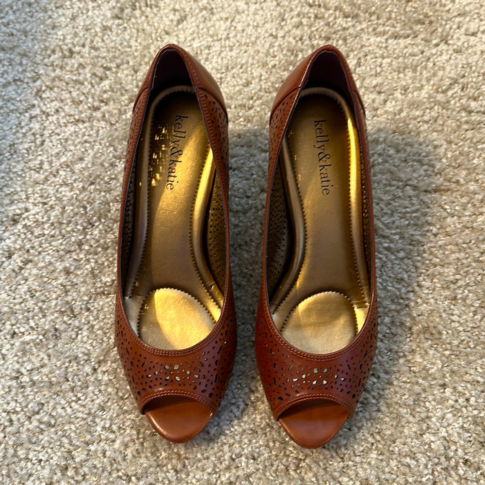Kelly & Katie Open Toe Laser Cut Brown Leather Pumps w Platforms Size 8, 3” heel